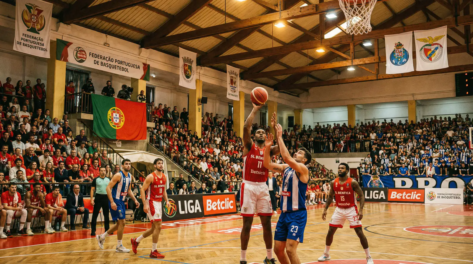 Pavilhao de basquetebol em Portugal com jogadores da Liga Portuguesa em acao durante jogo