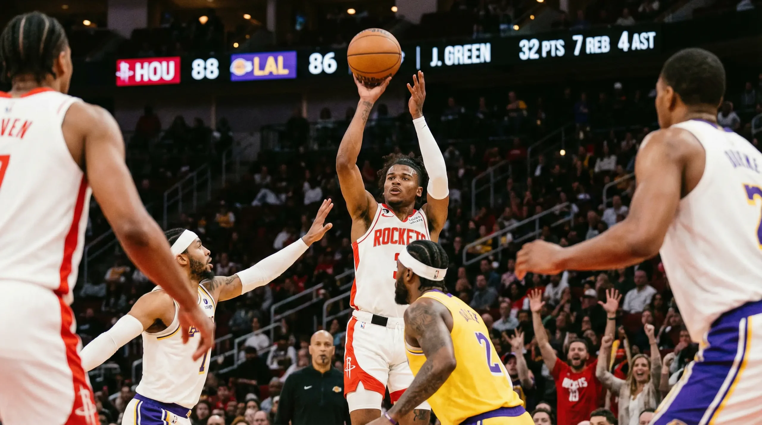 Jogador de basquetebol NBA em acao de lançamento com estatisticas individuais sobrepostas