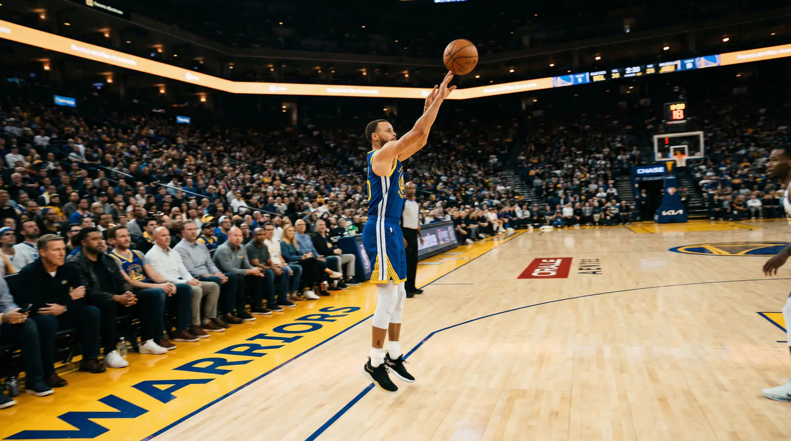 Jogador de basquetebol NBA a lancar triplo atras da linha de tres pontos com trajetoria da bola visivel
